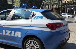Arrestato pusher 20enne: sequestrati coltello, droga e contanti
