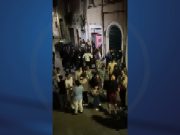 Urla e vociare alle 3 di notte, il bar è aperto. Ma nessuno fa nulla