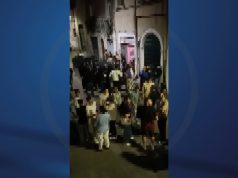 Urla e vociare alle 3 di notte, il bar è aperto. Ma nessuno fa nulla