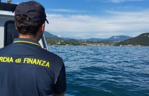 Controlli della Finanza sul Garda: 48 infrazioni e 11 soccorsi