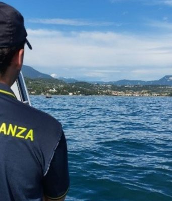 Controlli della Finanza sul Garda: 48 infrazioni e 11 soccorsi
