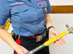 Minaccia di morte l’ex moglie con un martello, arrestato