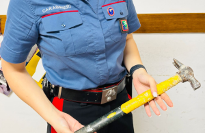 Minaccia di morte l’ex moglie con un martello, arrestato