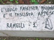 La scritta a fianco della formella di Ramelli, Fdi: “Atto di odio”