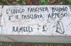 La scritta a fianco della formella di Ramelli, Fdi: “Atto di odio”