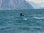 In balia delle onde con il windsurf. Salvato dai guardiacoste