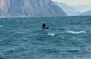 In balia delle onde con il windsurf. Salvato dai guardiacoste