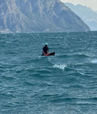 In balia delle onde con il windsurf. Salvato dai guardiacoste