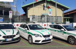 Modifica la targa dell’auto sequestrata, ma lo scoprono lo stesso