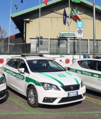 Modifica la targa dell’auto sequestrata, ma lo scoprono lo stesso