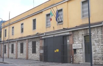 Bambini aggrediti, revocati i domiciliari. Il 29enne finisce in carcere