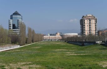 Armato di forbice al Parco Tarello: bloccato con il taser. Rimpatriato