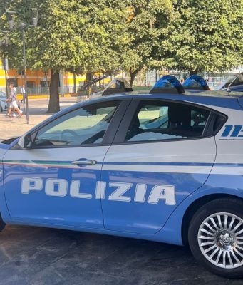 Ragazza aggredisce e ferisce un agente: 21 giorni di prognosi
