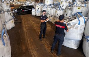 Rifiuti pericolosi accatastati all’aperto in una fonderia di Roncadelle