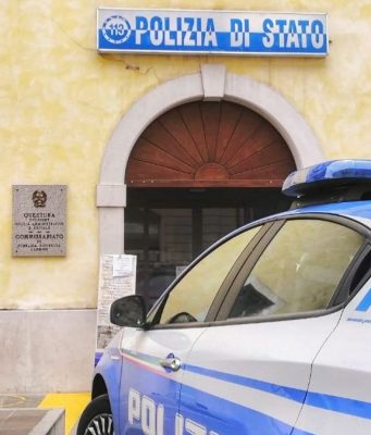 Rompe il finestrino di un’auto e ruba: arrestato 46enne irregolare