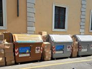 Scatoloni pieni di mascherine abbandonati a Brescia. Indagini in corso