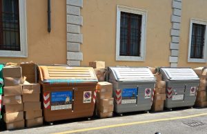 Scatoloni pieni di mascherine abbandonati a Brescia. Indagini in corso