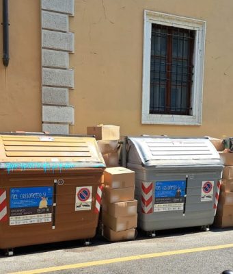 Scatoloni pieni di mascherine abbandonati a Brescia. Indagini in corso