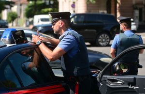 Ubriaco, minaccia i Carabinieri con una bottiglia. Arrestato