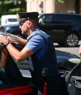Ubriaco, minaccia i Carabinieri con una bottiglia. Arrestato