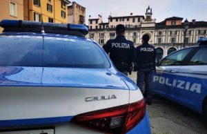 Tentano di rapinare un giovane a calci e pugni: arrestati