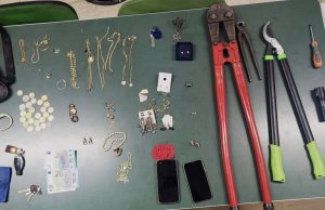 Calci e pugni ai poliziotti, 42enne albanese finisce in manette