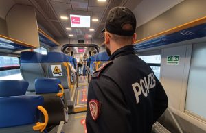 Atti osceni in treno davanti a un bambino: denunciato ed espulso