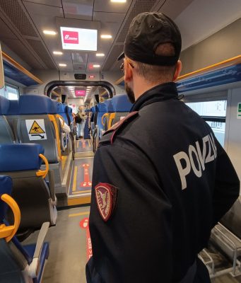 Atti osceni in treno davanti a un bambino: denunciato ed espulso