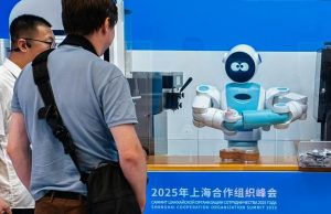 Cina: robot attirano sguardi al media center del vertice SCO di Tianjin