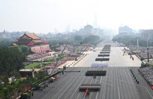 Cina: formazioni a piedi attraversano piazza Tian’anmen durante commemorazioni per V-Day