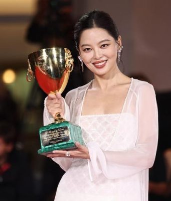 Xin Zhilei vince premio come miglior attrice all’82esima Mostra del cinema di Venezia