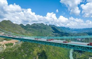 Cina: il ponte più alto del mondo apre al traffico nel Guizhou