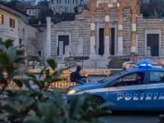 Apre la portiera e un uomo sale a bordo. 23enne arrestato