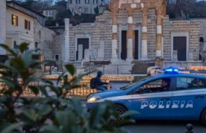 Apre la portiera e un uomo sale a bordo. 23enne arrestato