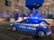 Devasta e svuota le auto in sosta. Arrestato pluripregiudicato