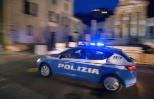 Devasta e svuota le auto in sosta. Arrestato pluripregiudicato