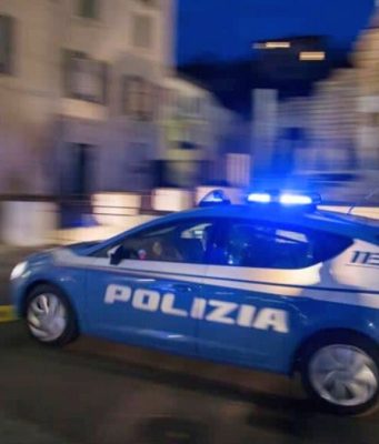 Devasta e svuota le auto in sosta. Arrestato pluripregiudicato