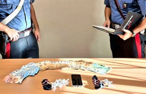 Dieci dosi di cocaina nel calzino. Arrestato 46enne