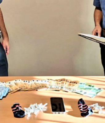 Dieci dosi di cocaina nel calzino. Arrestato 46enne