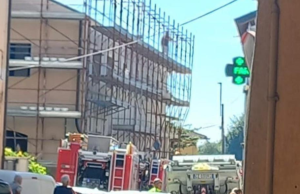 Sull’impalcatura per chiedere lo stipendio, sono scesi i tre operai