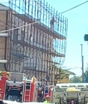 Sull’impalcatura per chiedere lo stipendio, sono scesi i tre operai