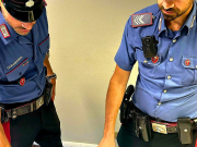 29 dosi di cocaina e hashish nascosti in auto. Arrestata