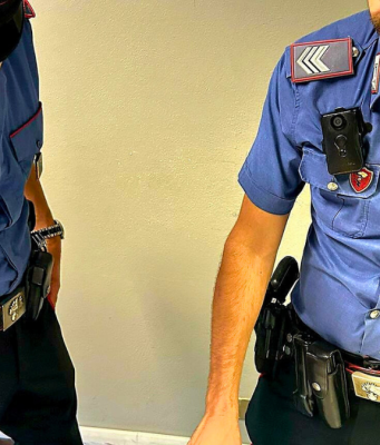 29 dosi di cocaina e hashish nascosti in auto. Arrestata