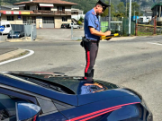 Cade dal tetto di una Panda per una bravata. 23enne in fin di vita