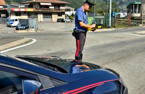 Cade dal tetto di una Panda per una bravata. 23enne in fin di vita