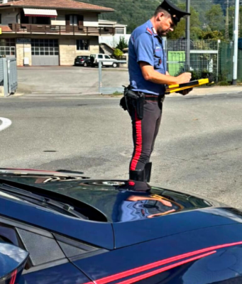 Cade dal tetto di una Panda per una bravata. 23enne in fin di vita