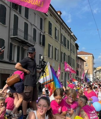 Brescia Pride, la diretta del corteo è dal carro di Èlive