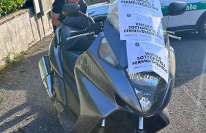 Fuga in moto senza patente: 12mila euro di multa e denuncia