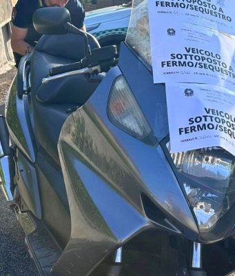 Fuga in moto senza patente: 12mila euro di multa e denuncia