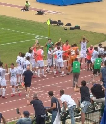 I giocatori dell’Union festeggiano sotto la curva dei tifosi – VIDEO